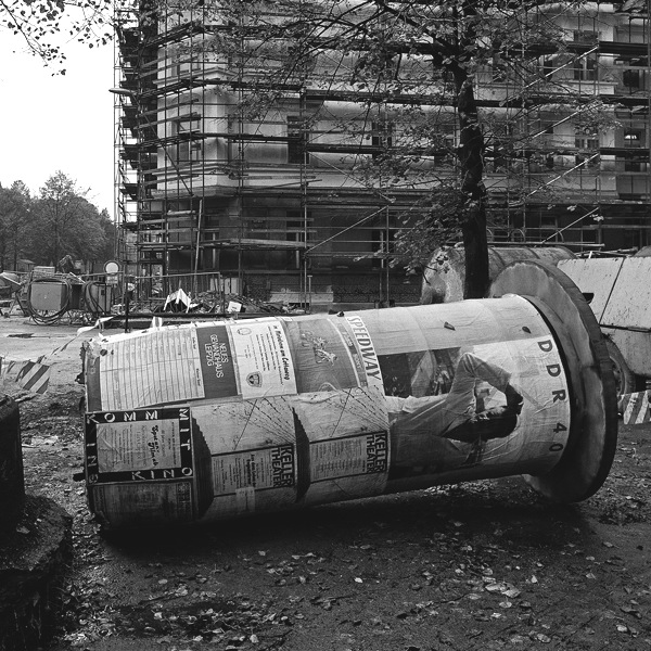 Thomas Steinert: Sanierungsgebiet Volkmarsdorf, Elisabethstraße, Leipzig 1989
Piezo-Pigment-Print, 40 x 40 cm
Ed. 7, signiert, editioniert verso 

